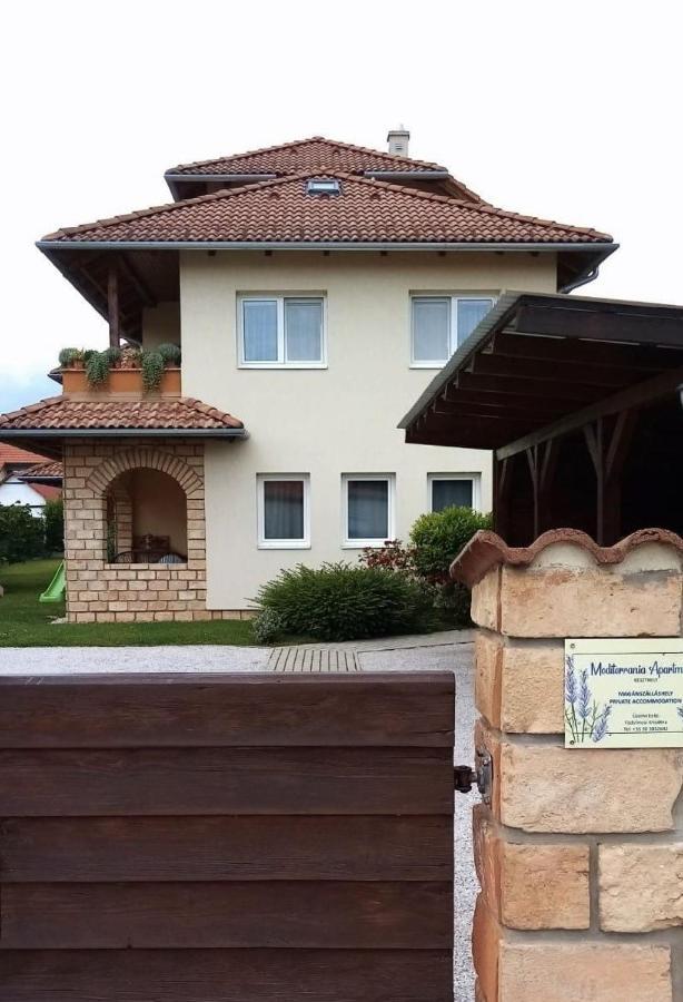 Mediterrania Apartment Кестхей Экстерьер фото