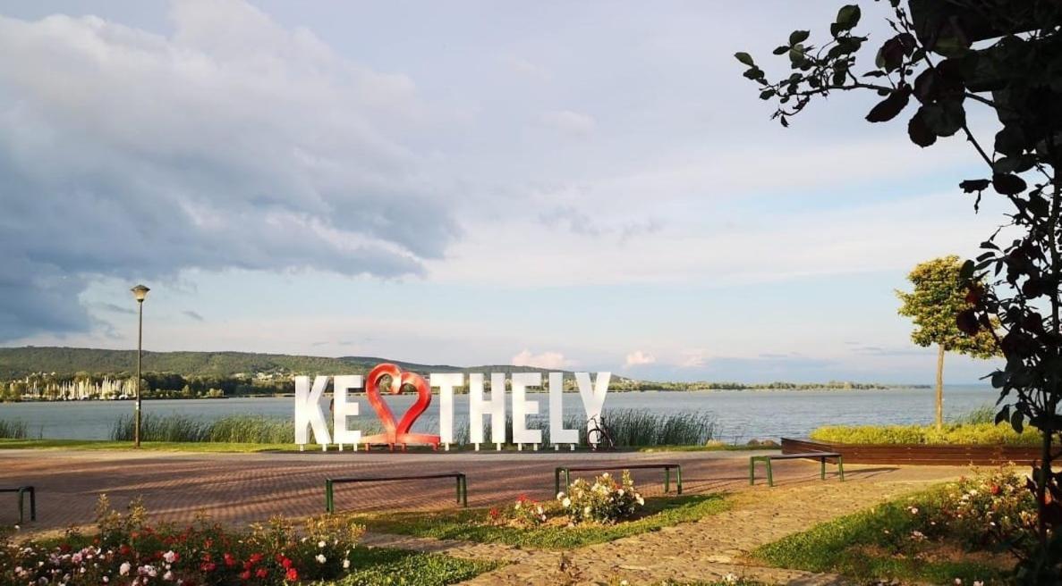 Mediterrania Apartment Кестхей Экстерьер фото