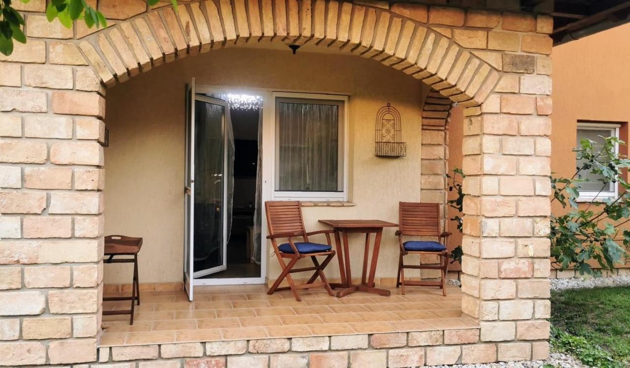 Mediterrania Apartment Кестхей Экстерьер фото